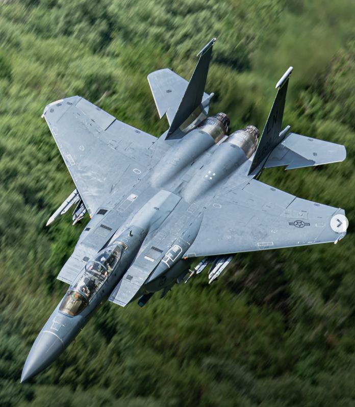 F-15E攻击鹰战机在低空高速飞行