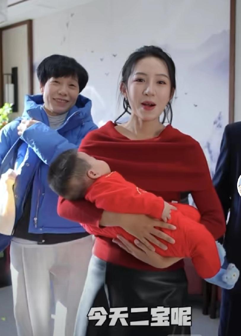 真的好喜欢麦小登在麦苗百日给小儿子积福做法。[赞][赞]
   小儿子麦苗过百日