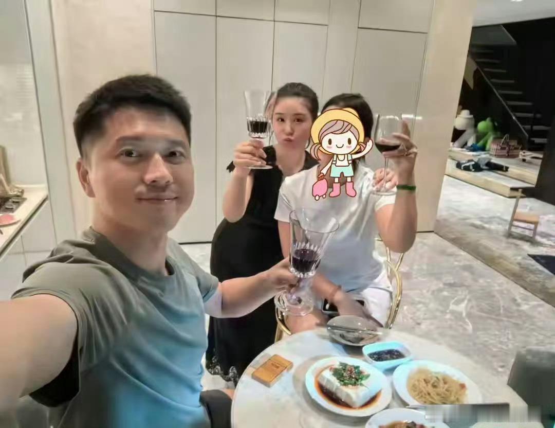 李小萌夫妇在家请客，豪宅暴露无遗 