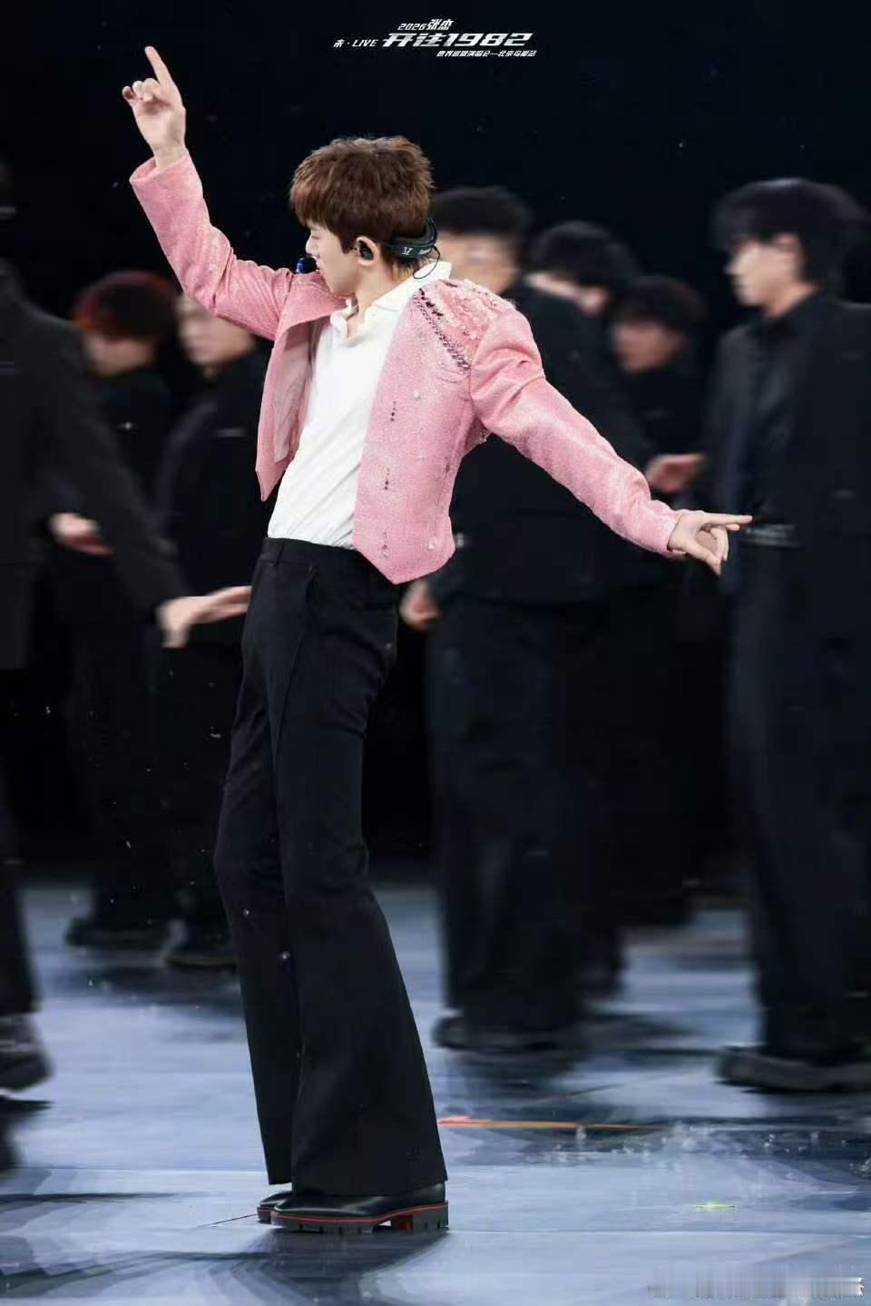 张杰回应1982闭幕式1982 闭幕式被张杰喜欢，歌迷的创意得到回应，双向默契太