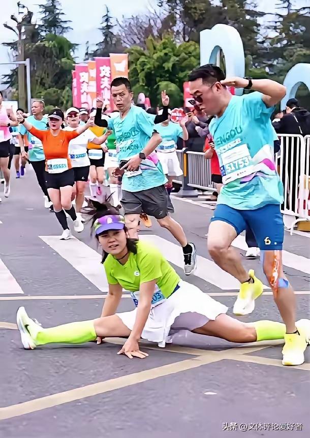 如果你不知道牛逼和二逼的区别，就看看图片里这位女子，她用实际行动给大家说明了这个