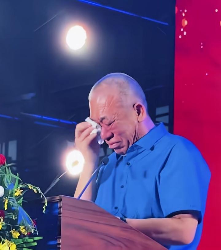 崔培军谈起已离世父亲时瞬间破防，眼泪藏不住。他从苦日子里拼出来，最懂父亲当年的不