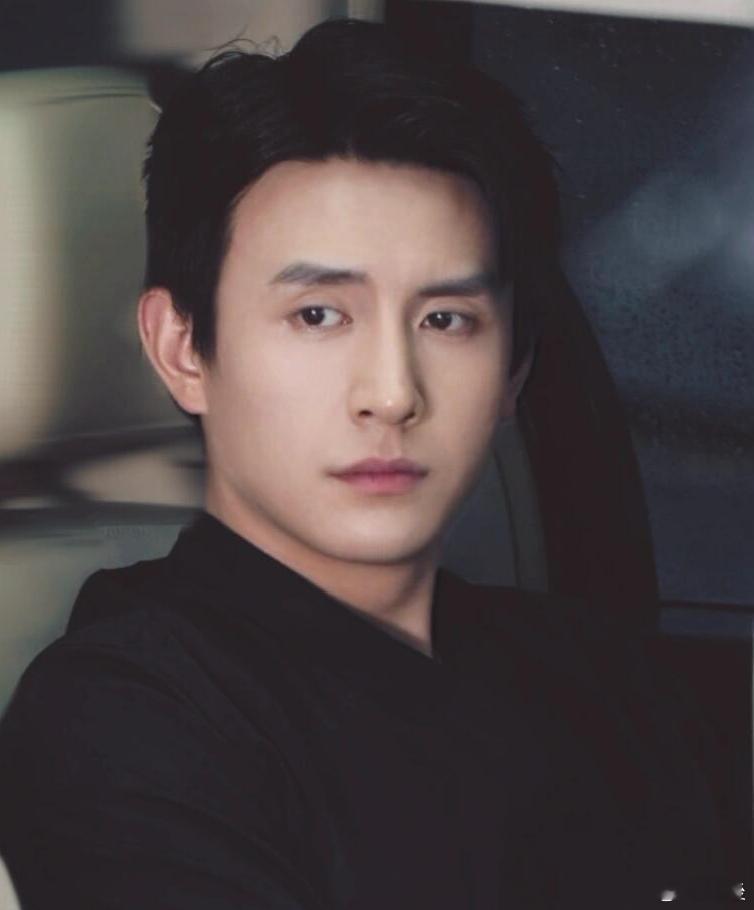 刘萧旭别从手机里看我了 谁能拒绝口嫌体正直的刘萧旭！红毯上粉丝喊他靠近点，他看似