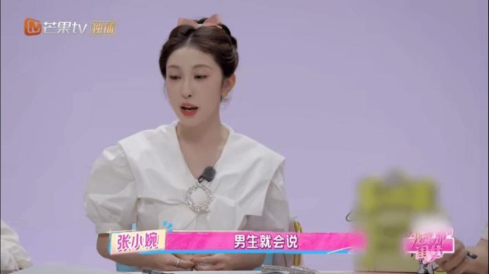 张小婉以前三张银行卡凑不出二百张小婉说以前和妈妈买衣服，三张卡凑不出二百块，现在