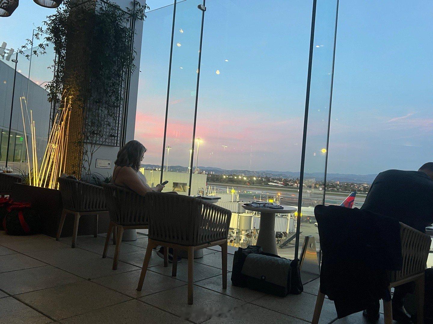 LA 的Delta One lounge服务不错，不需自己取食，可以点菜，和饮料