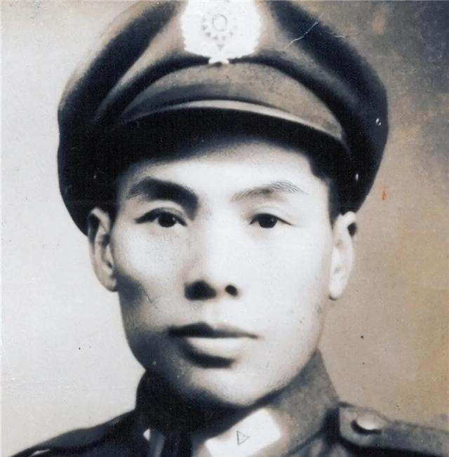 1950年，台湾屏东的街头，一家煤球店门前排着不少人，不是因为煤球特别好烧，而是