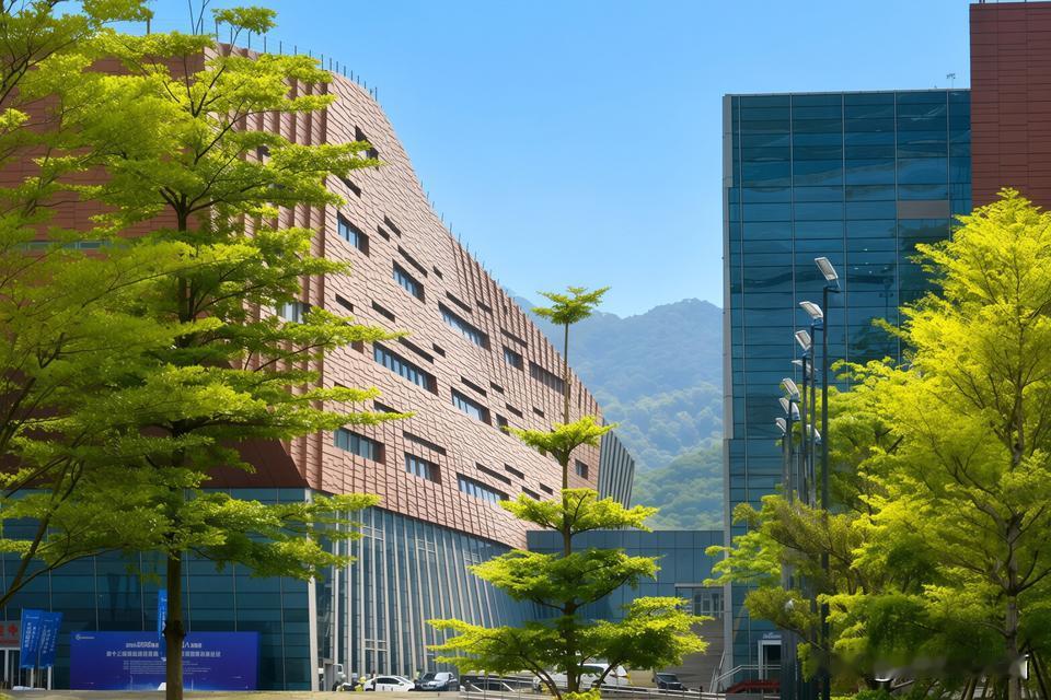 《白云大道，赴一场羊城初夏之约》
晴日里的白云大道，凤凰花燃红了初夏，红巴士穿行