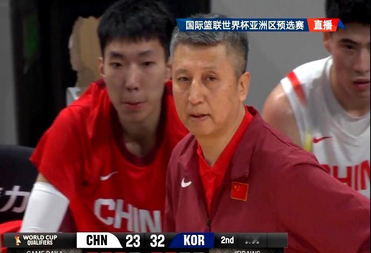 12月1日客场打韩国，这场球中国男篮已经输不起了，主教练郭士强肩上的担子不轻。看