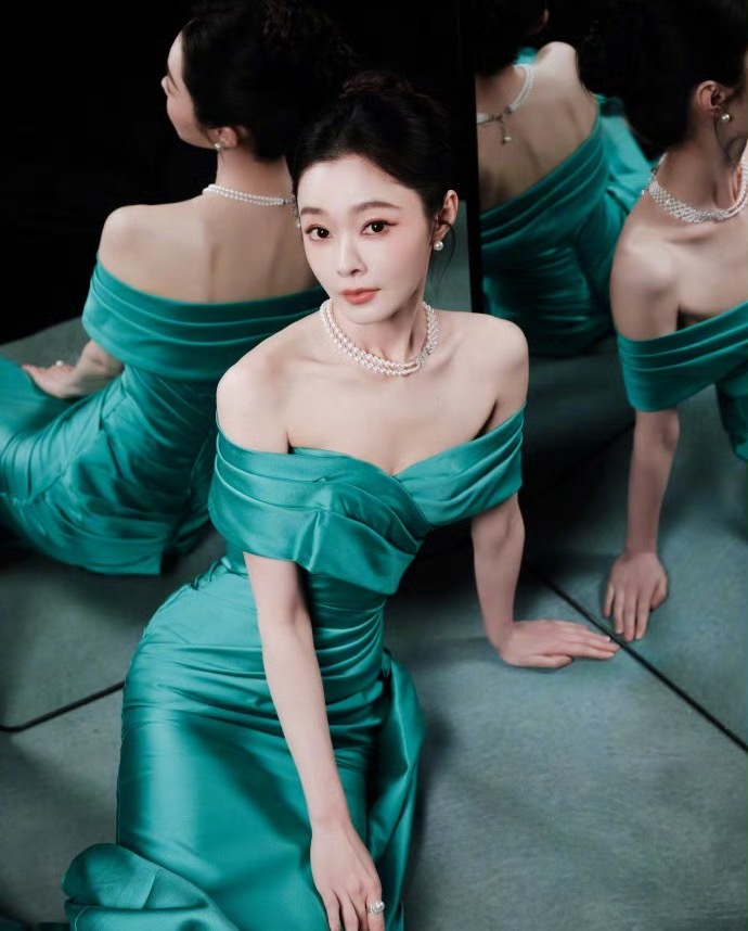 微博之夜女明星微博之夜出图🈶， 终于又可以看到内娱百花齐放的红毯了！2025微