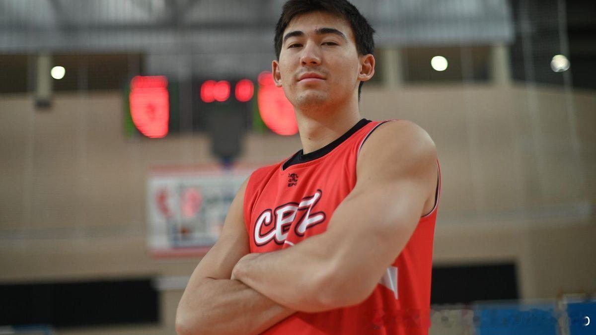 华裔后卫Jonathan Zhao(2003-194cm-SG)目前西丙联赛三轮
