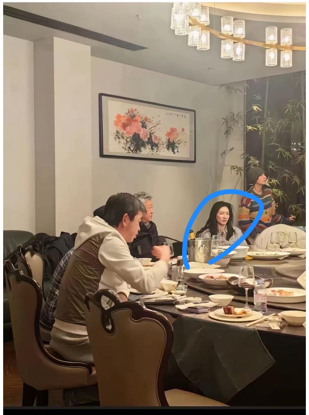 抛开美颜和滤镜，素颜的话大明星也就是这个样子！
说实话我第一眼都没认出来是她，跟