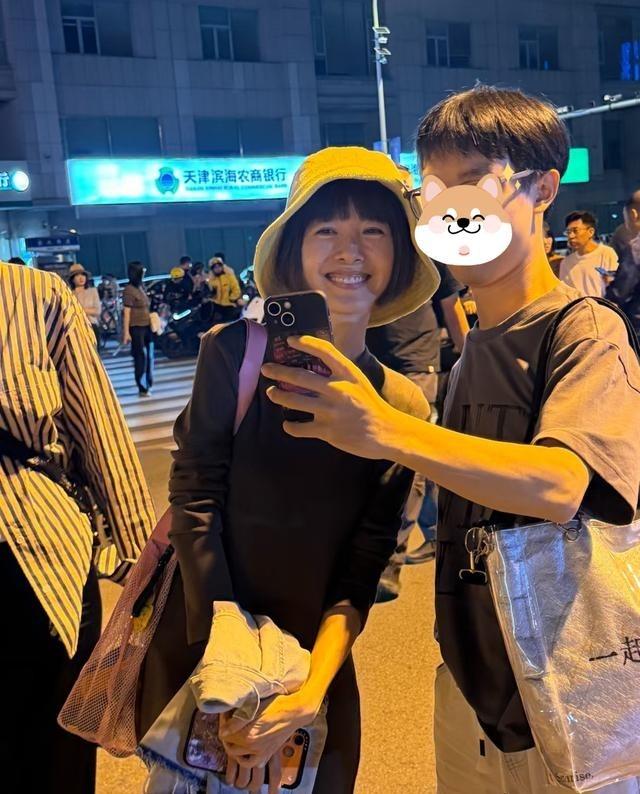 鲁豫、章子怡现身孙燕姿天津演唱会，她俩好低调！

要不是孙燕姿自己在台上开口，估