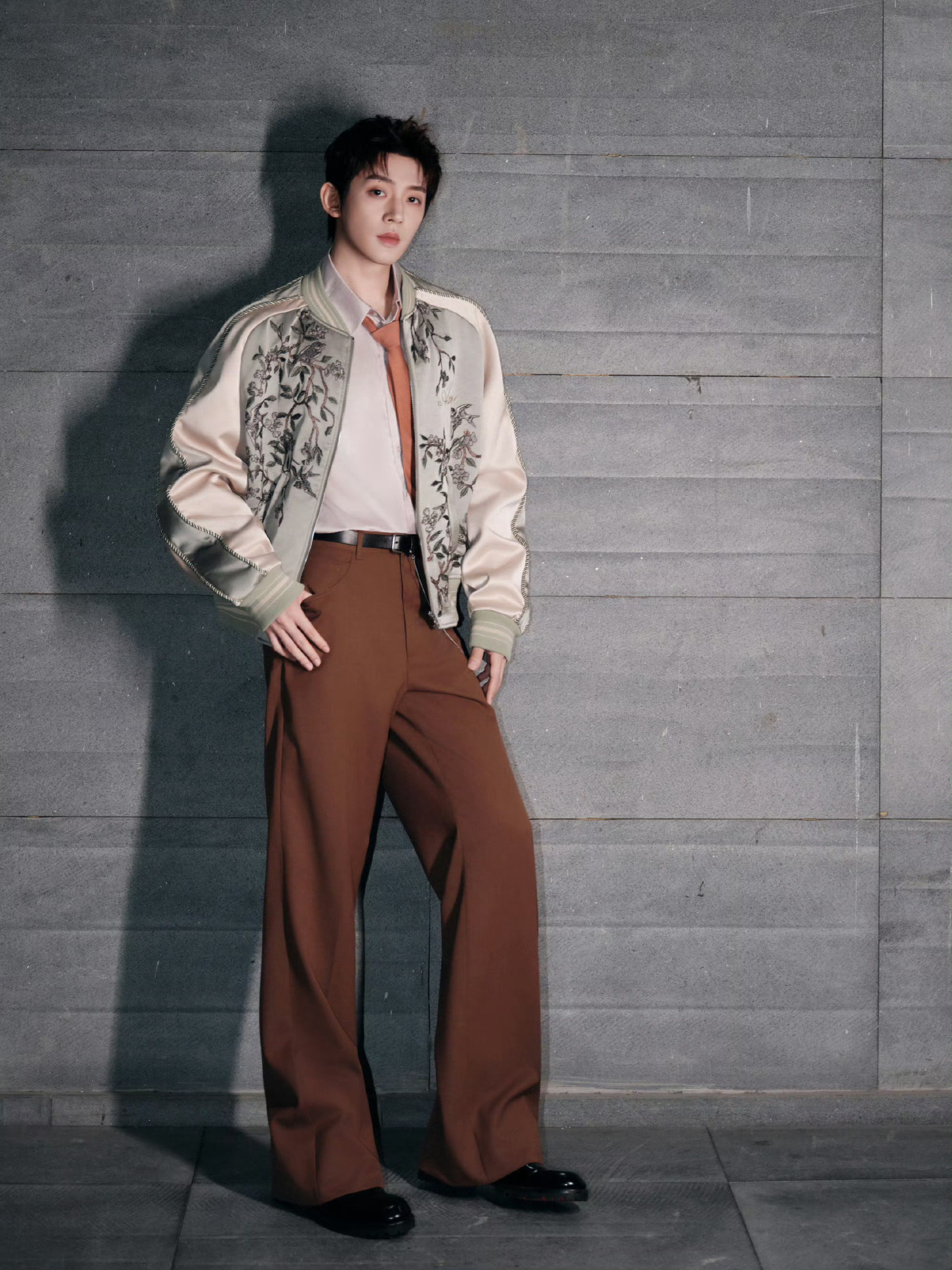 邓为 in AMIRI 📸  换上品牌26春夏男装出镜，花鸟刺绣的缎面夹克，复