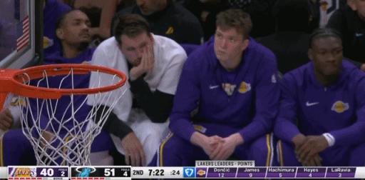 东契奇在场下，满脸疲惫，想睡觉湖人vs热火