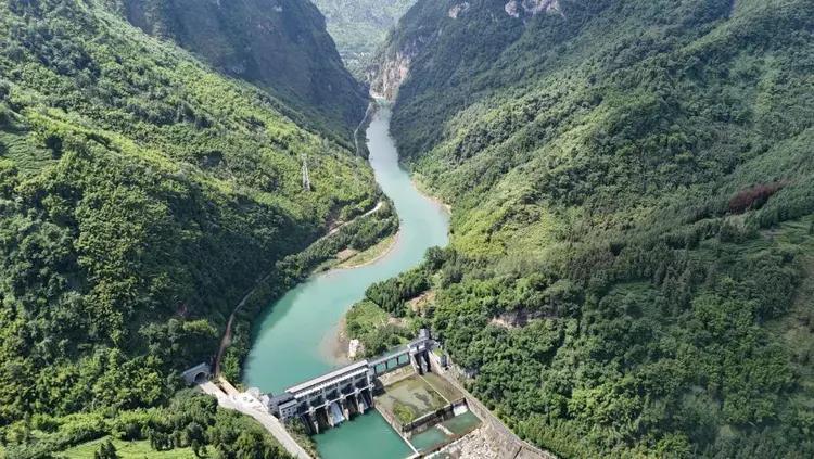 图中景点：芦山金鸡峡（玉溪河引水枢纽）
 
一、画面核心景物解读
 
1. 玉溪