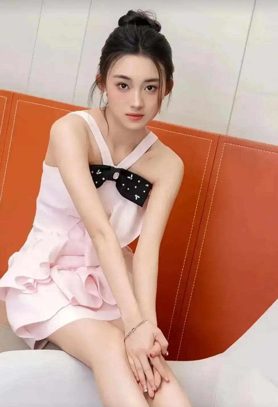 在那个春意盎然的季节，她，一个温婉的教师，邂逅了他，一位阳光的公务员。一次偶然的