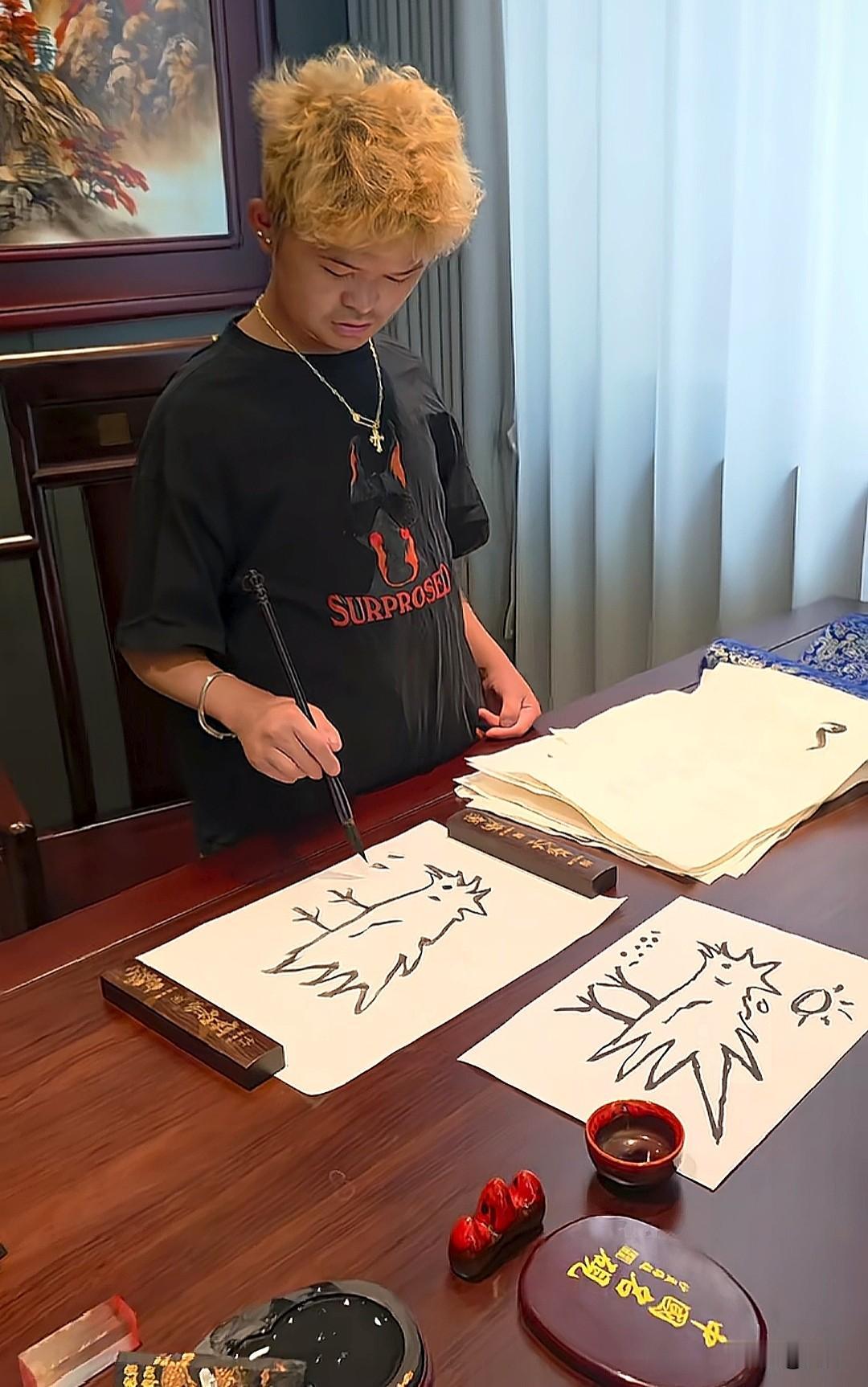 范小勤练习画画，给他画的画取个名字吧！