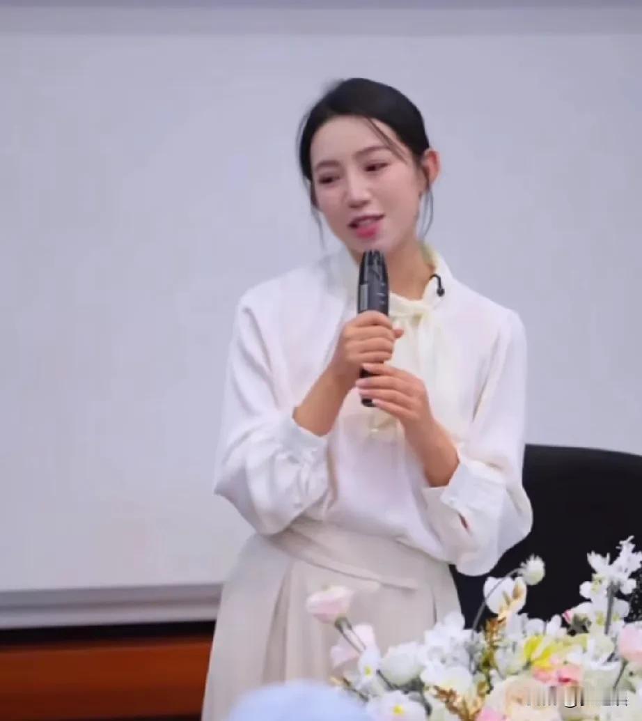 麦小登，从开拖拉机成为网红以后更加优秀了，她从家徒四壁走到现在真的很棒，还把老爸