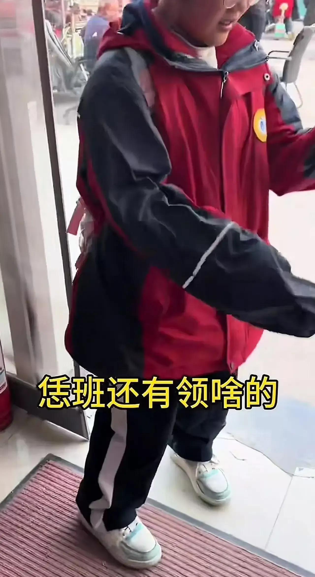 江苏徐州，女儿放学回家抱着一只鸡，妈妈看愣了，以为女儿是路上顺的，那要赶紧还给人