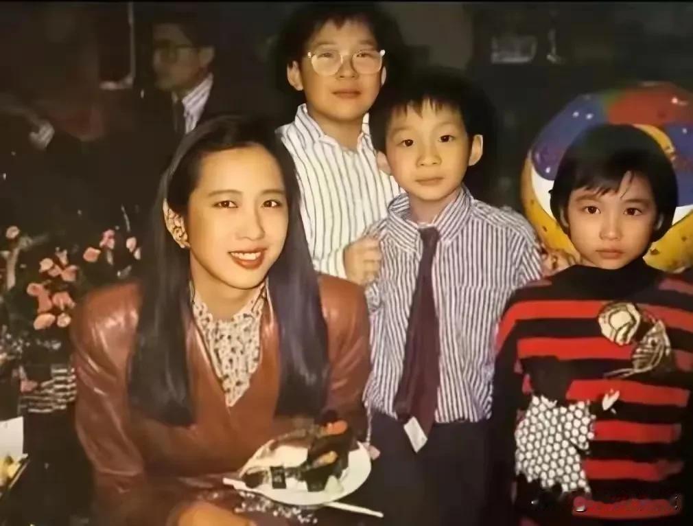 上世纪80年代，香港豪门太太和三个儿子的一张合影。
这女人看起来很漂亮，但仿佛缺
