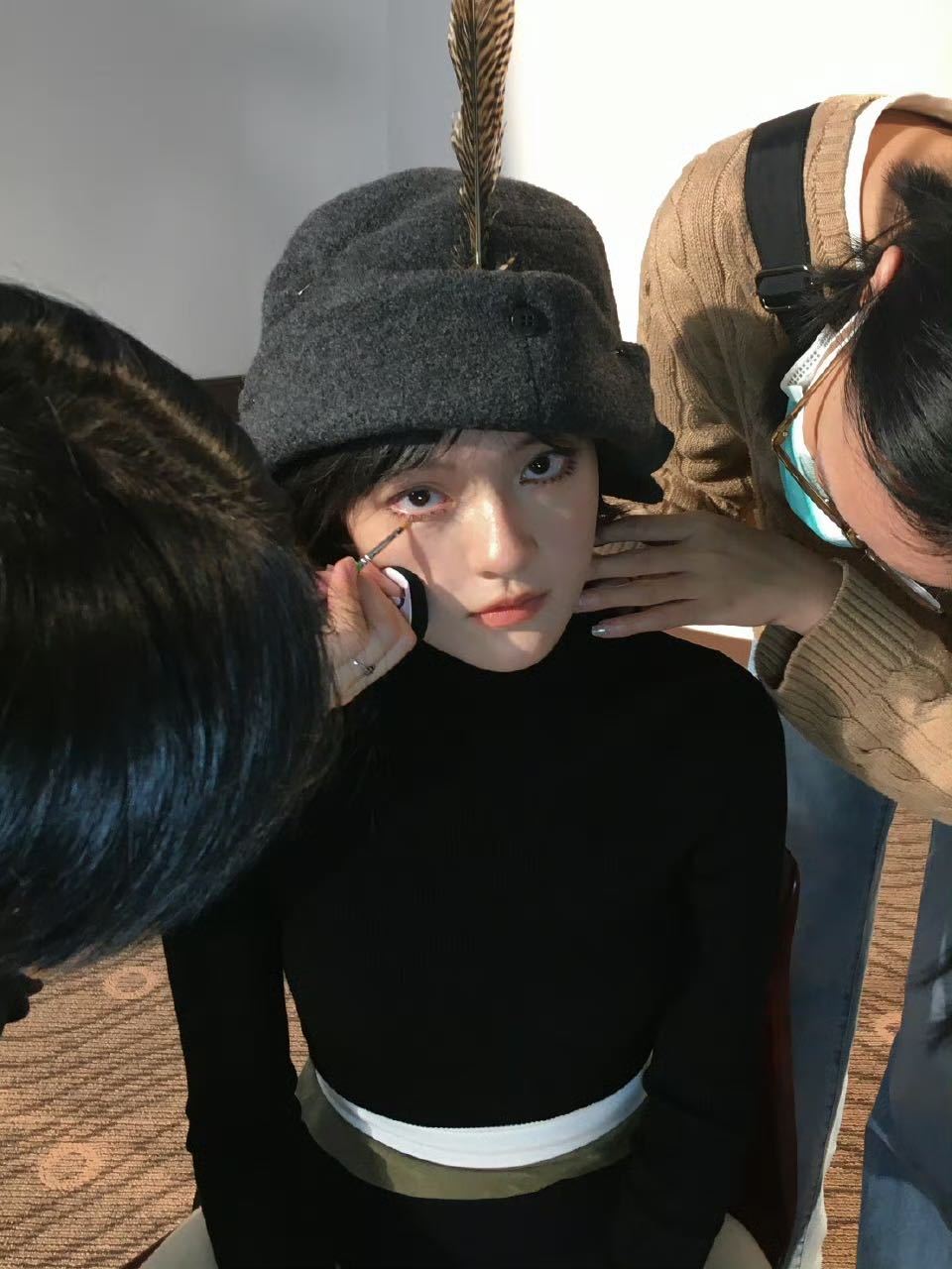 文淇文淇上睫毛下贴妆造文淇的下睫毛好前卫文淇解锁全新杂志造型！复古下睫毛眼妆极具