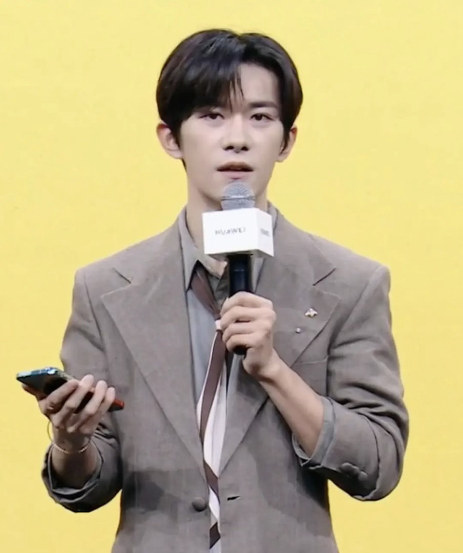 易烊千玺是就长这样还是最近状态不好啊？ 