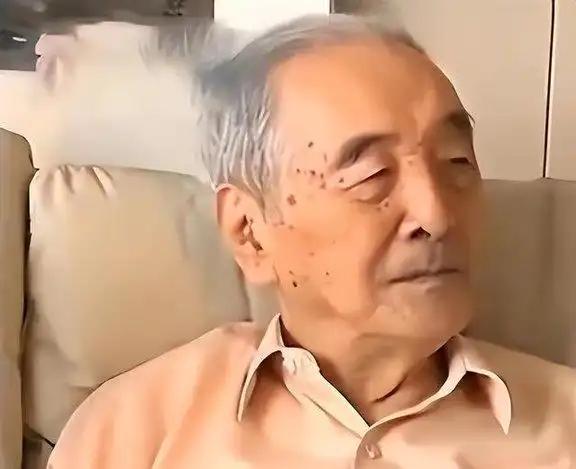 1988年，台湾老兵携妻女回家看望原配妻子，谁料原配妻子在看到他后，竟然直接打开