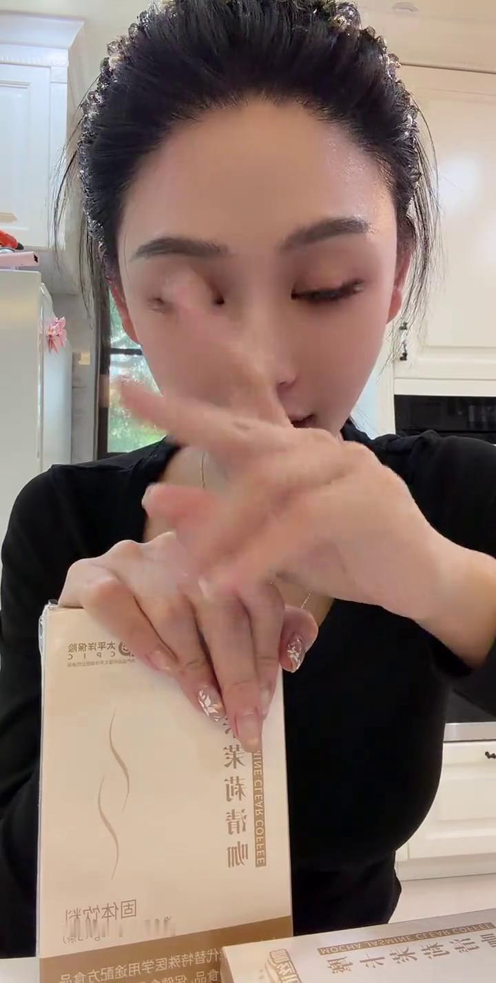 我给大家讲一下摩卡茉莉青咖，味道非常好，像奶茶。我跟大家说一下我喝完的情况，我是