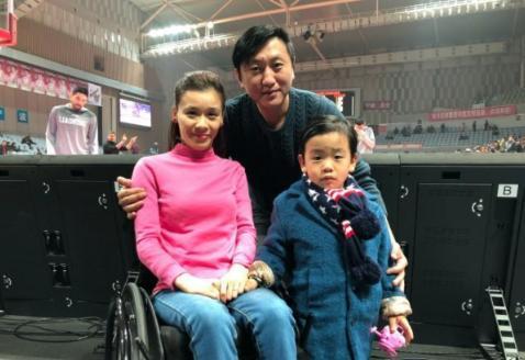 当年桑兰在体操比赛中摔成高位截瘫，获得了1000万美元补偿金，折合人民币就是70