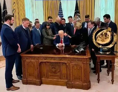 一向强硬的特朗普竟低头了！在白宫高调举行祈祷仪式，牧师贴身祈福，看似求平安，实则