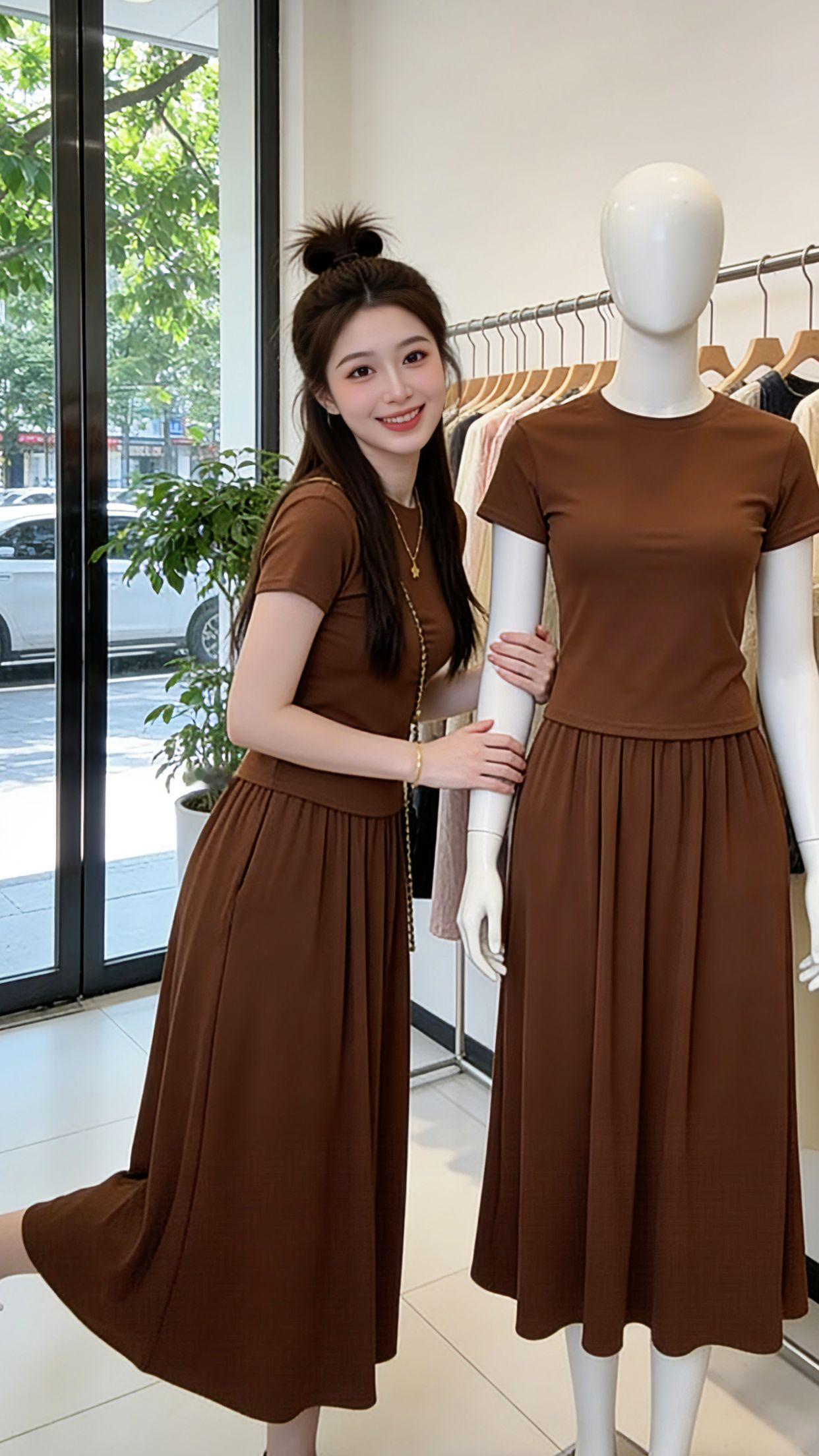 夏日出门不用费脑的穿搭，被这套焦糖色两件套狠狠拿捏了。服装店试穿、草原撒欢、海边