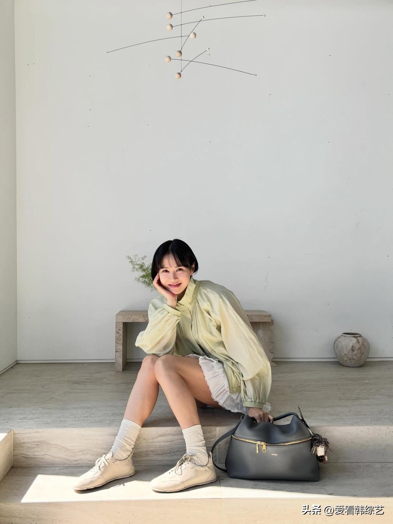 21日，演员孙艺珍在Instagram上写道“春天来了”，并上传了多张照片。
