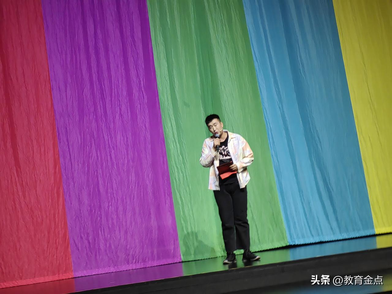 8月16日晚，开心麻花《整个喜剧》在连云港大剧院顺利开演。导演兼主演胡云开率剧组