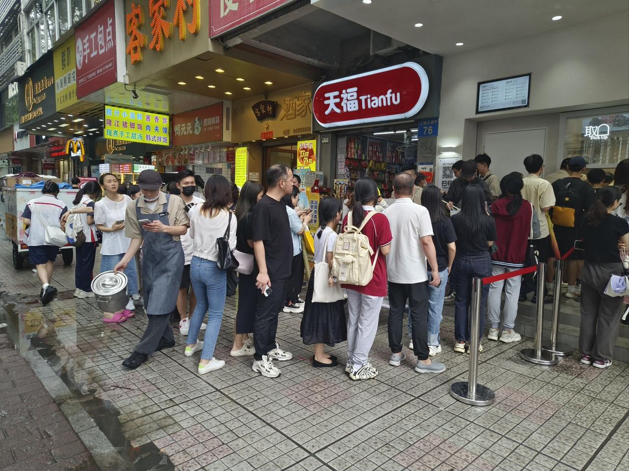 发财了！顾客疯狂追要小票......
“别怕，有我。”霸总刀锋般的下颌线，切断了