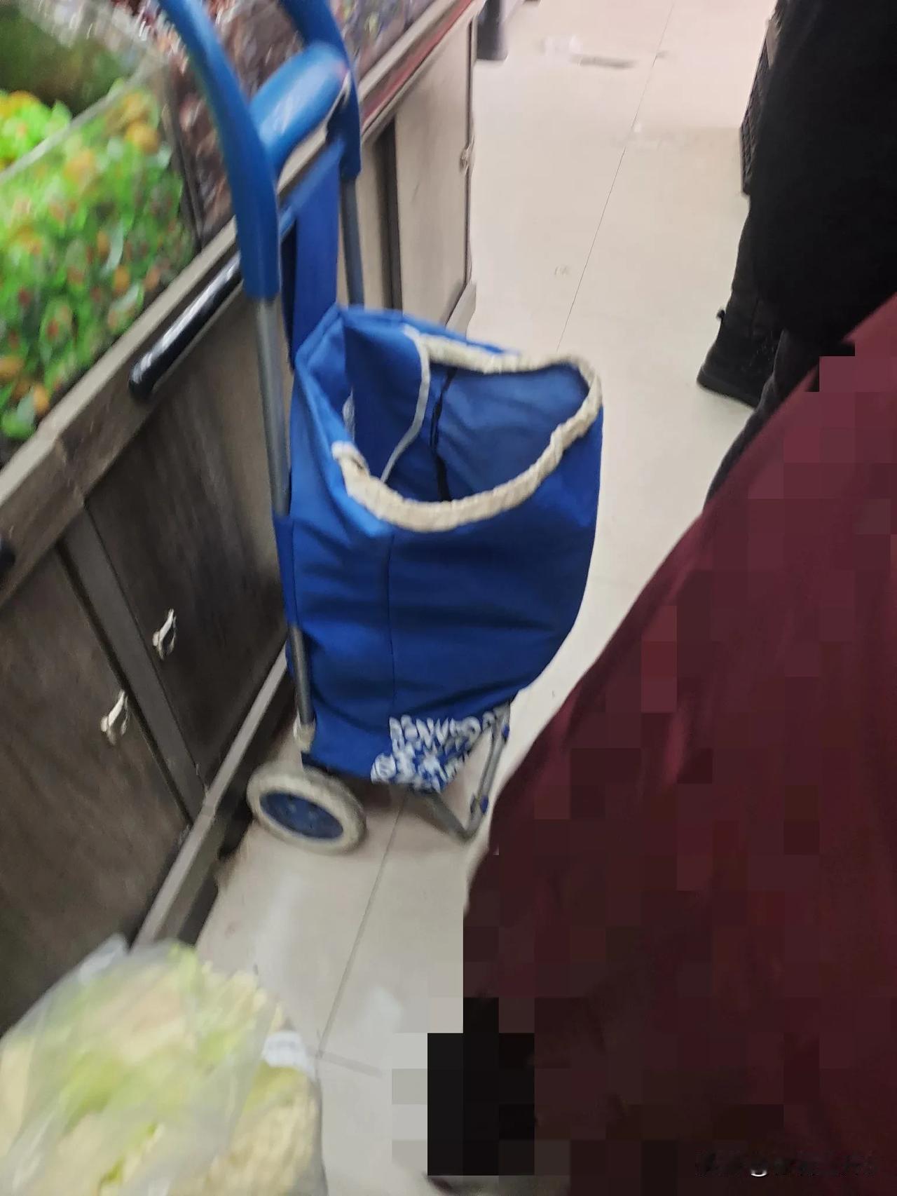 在小超市买东西，当时排队结账的人很多，排到我前面的大妈了，收银员看看她手里拿的一