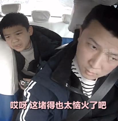 十岁男孩独自打车慌了神，只因堵车车费超支，出租车师傅举动太暖心！

2026 年