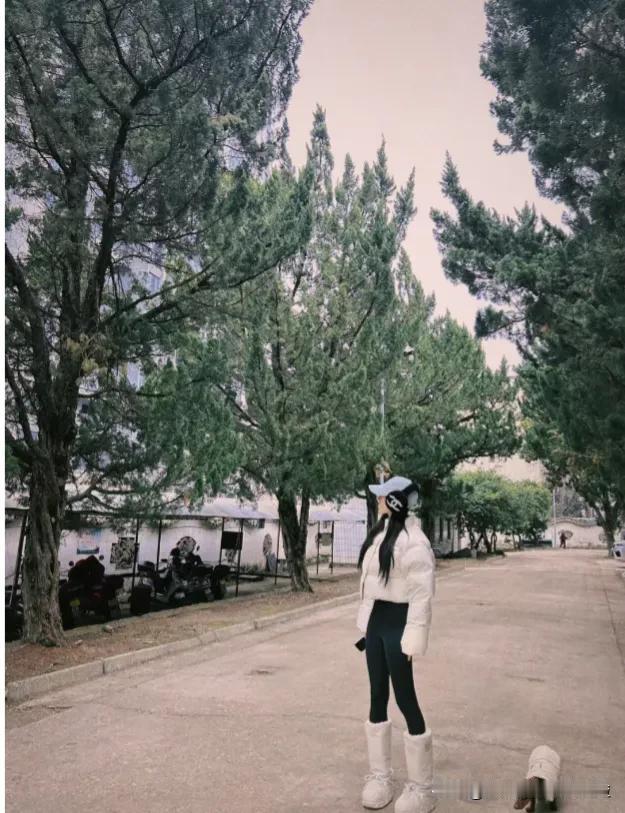 赵露思果然是最会p图，不知道的真以为她是国际超模，这个腿，得有一米二了吧，维多利