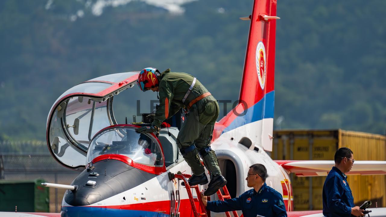 中国空军航空大学组建的“红鹰”飞行表演队成立于2011年3月，时间不长，但执飞的