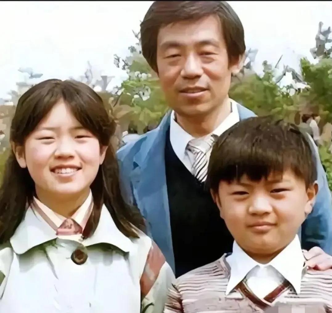 80年代，老演员高明与女儿高恬、儿子高亮的一张留影，高明的子女继承了父辈的艺术底
