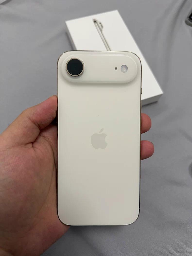 刚看到媒体报道，华强北的商家现在都不愿意回收iPhone Air了，认为这玩意“