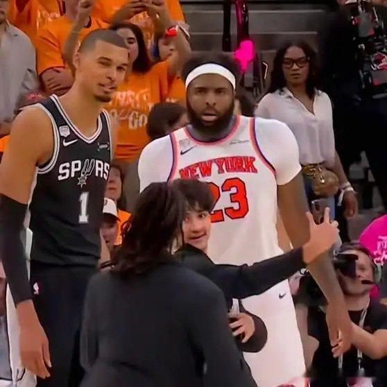《NBA总决赛赛场上突然跑上一个球迷？活久见！》播放量：541作者：篮球世界欣赏