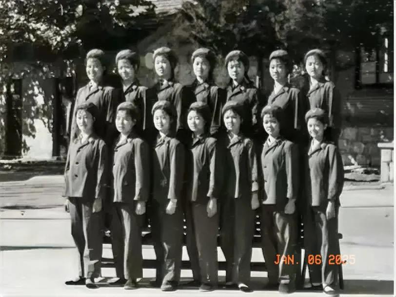 上世纪80年代
北京军区战友文工团14位女团员的合影，从照片上看她们都是经过比较