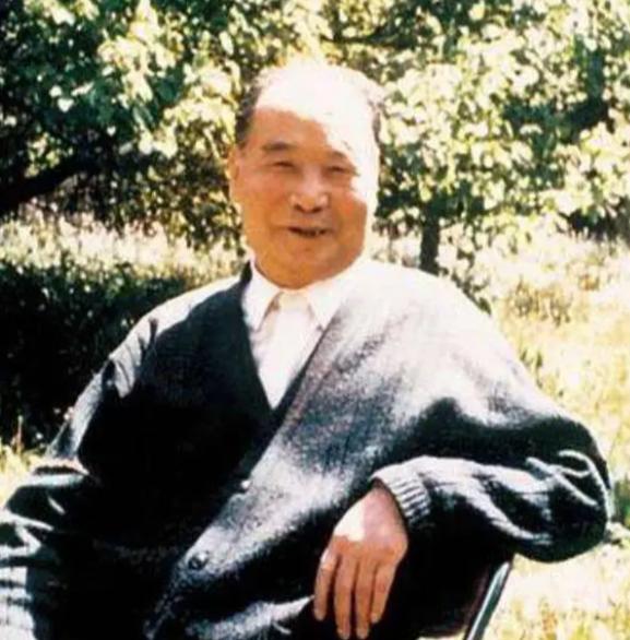1953年，毛主席在杭州，负责保卫工作的是王芳，罗瑞卿觉得“芳”像女同志，让他改