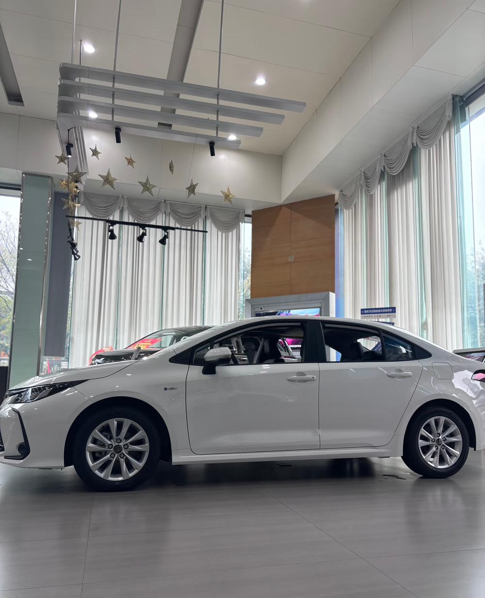 卡罗拉的口碑和销量，在紧凑型车里算是靠上了。

全球卖了快几千万辆，路上十辆车里