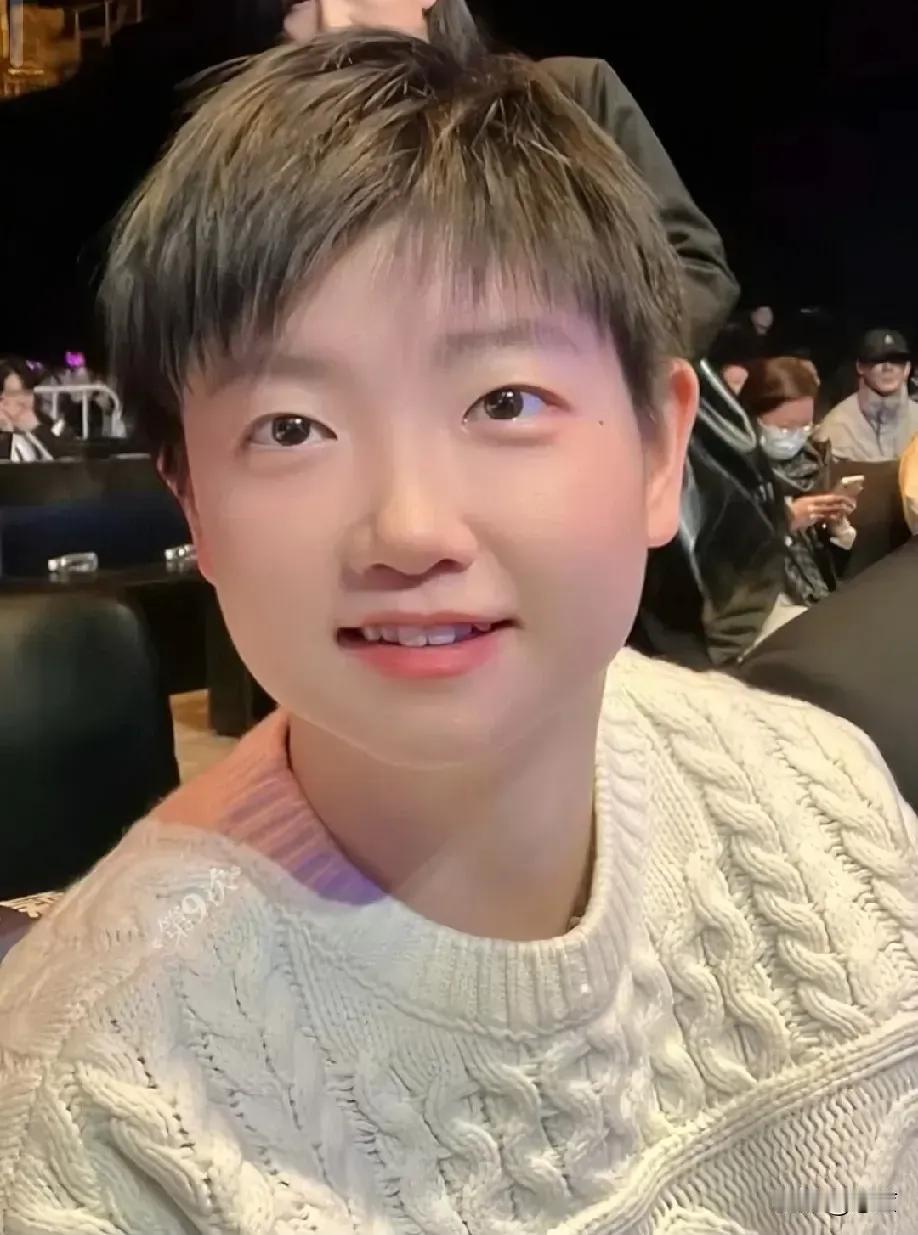 若问莎莎多好看
微博之夜最惊艳
素装一袭面含春
眼如满月星光闪

赛场英姿舞翩翩