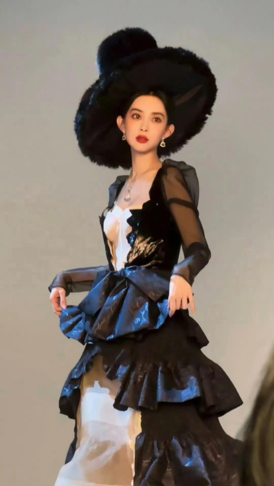 孟子义出道十年，才终于穿上了第一件高定。

一直以为女明星们都是动辄高定礼服加身