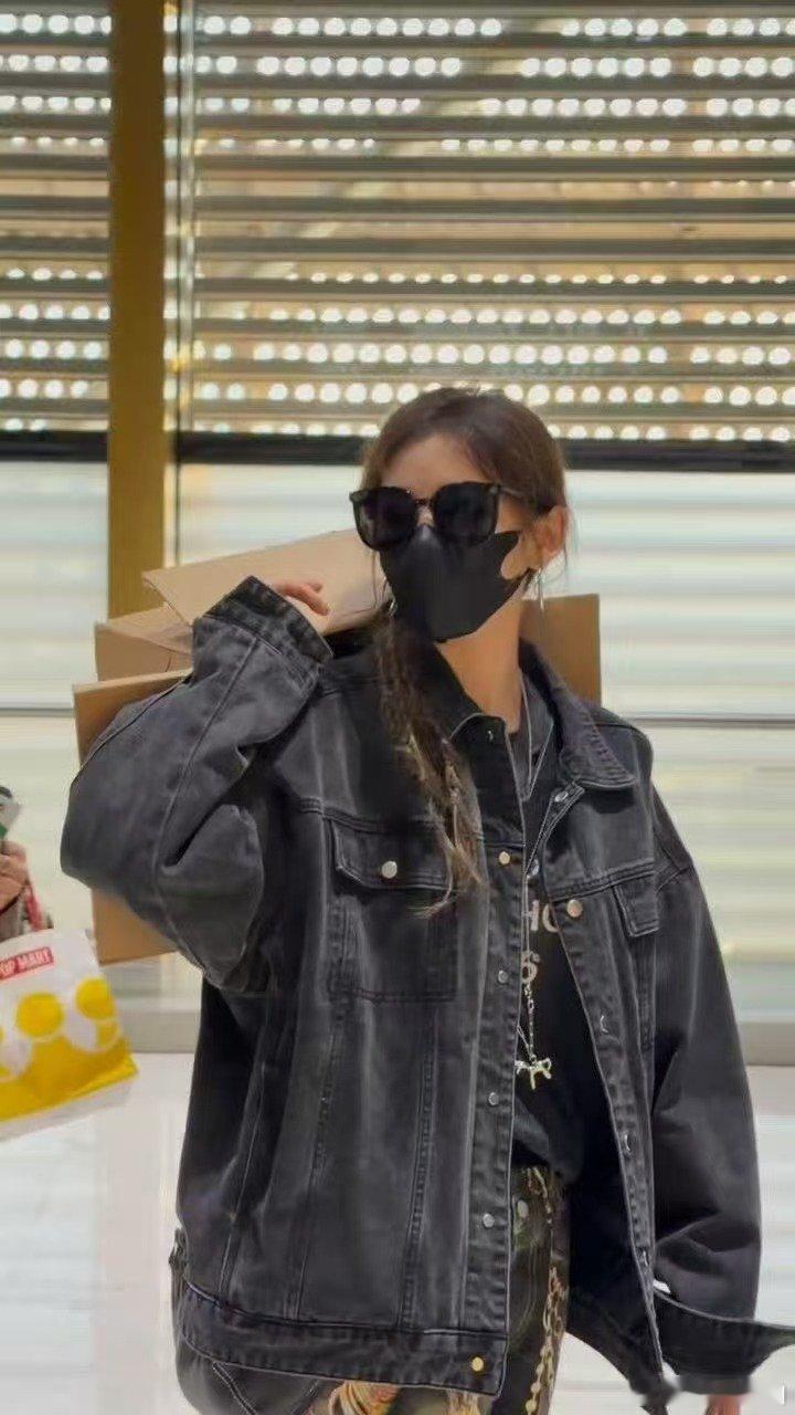 这和被张予曦求婚有什么差别合伙人看到张予曦给粉丝戴戒指的那一刻，真的羡慕到红眼病