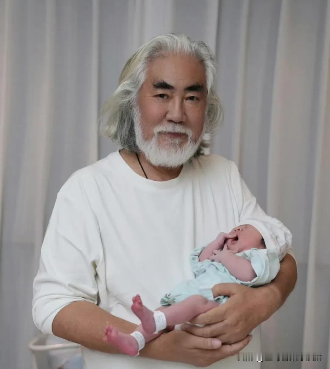#73岁张纪中再当爸#
张纪中这真的是老当益壮，感觉比年轻人还身体好[笑哭]
而