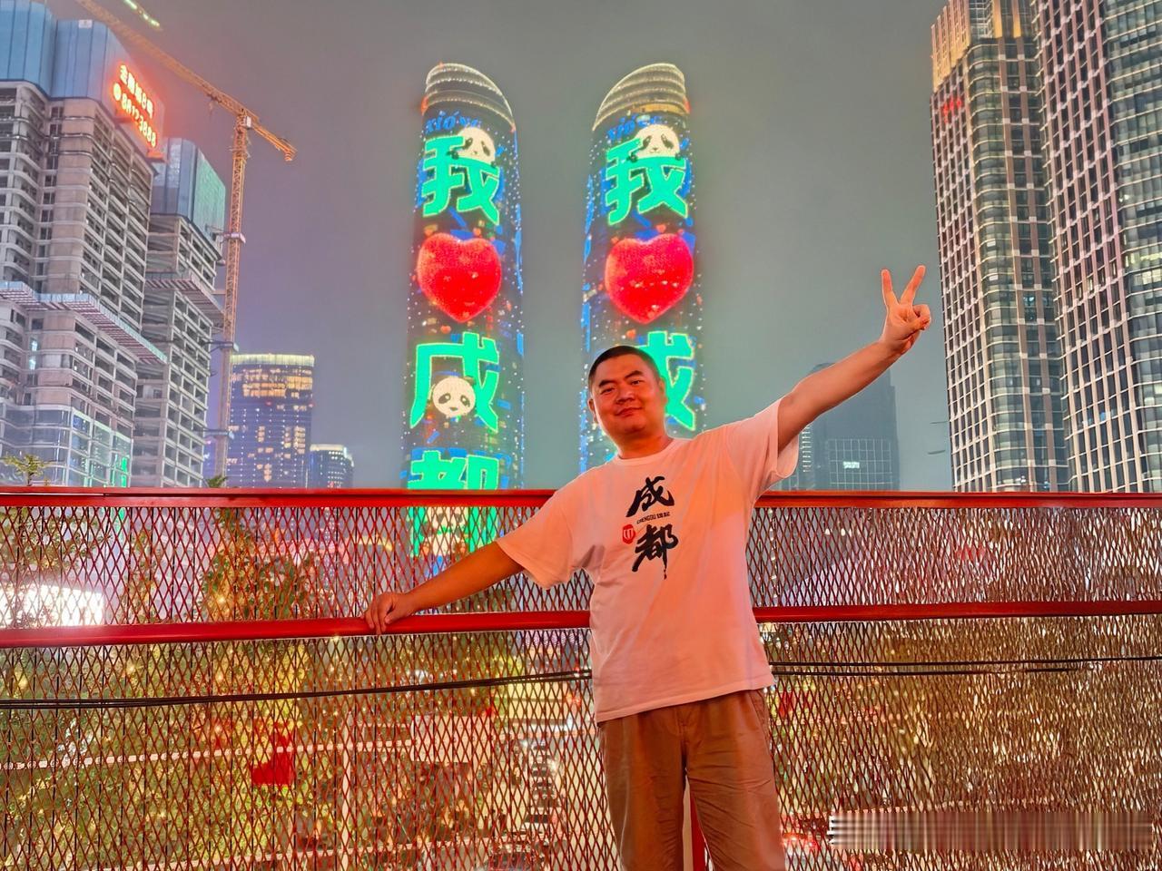 昨晚，路过成都金融城，仰望高耸的天府双塔，也被称“交子双塔”。夜幕降临，在天桥上