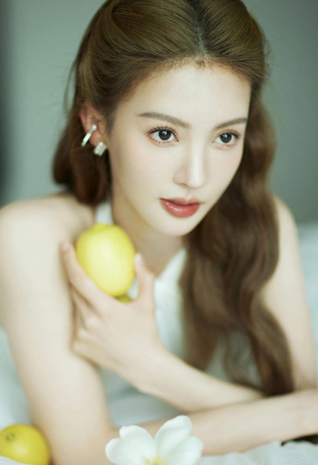 金晨美图分享31金晨 金晨妆容 金晨红毯造型 金晨跳舞 金晨穿着 金晨身高 新疆